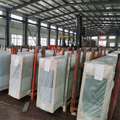 ซื้อ กระจกโซลาร์เซลล์ PV ส่งผ่านแสงสูง ป้องกันรังสี UV กระจกใสพิเศษ Low Iron 3.2 มม. 2 มม. online manufacture