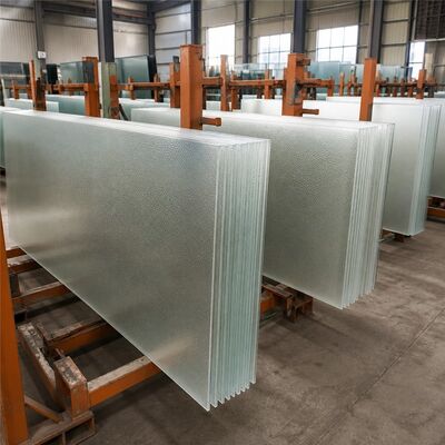 comprar Vidro temperado solar para módulos fotovoltaicos, alta transmissão 91%-94,5%, 2,0/2,5/3,2 mm revestido e não revestido, tela de seda e furos disponíveis online manufacture